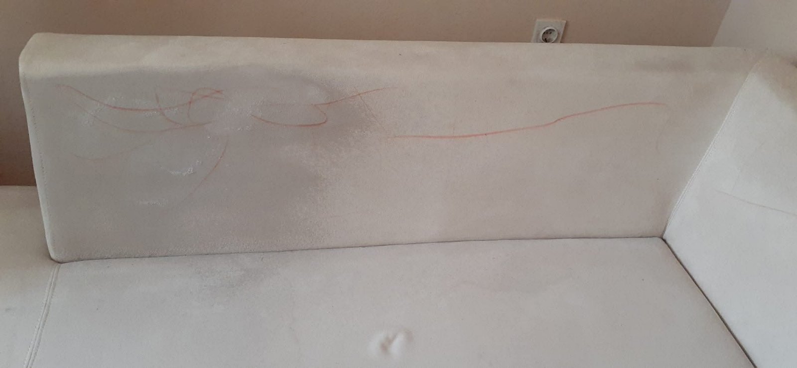 Uporne fleke na meblu pre tretmana