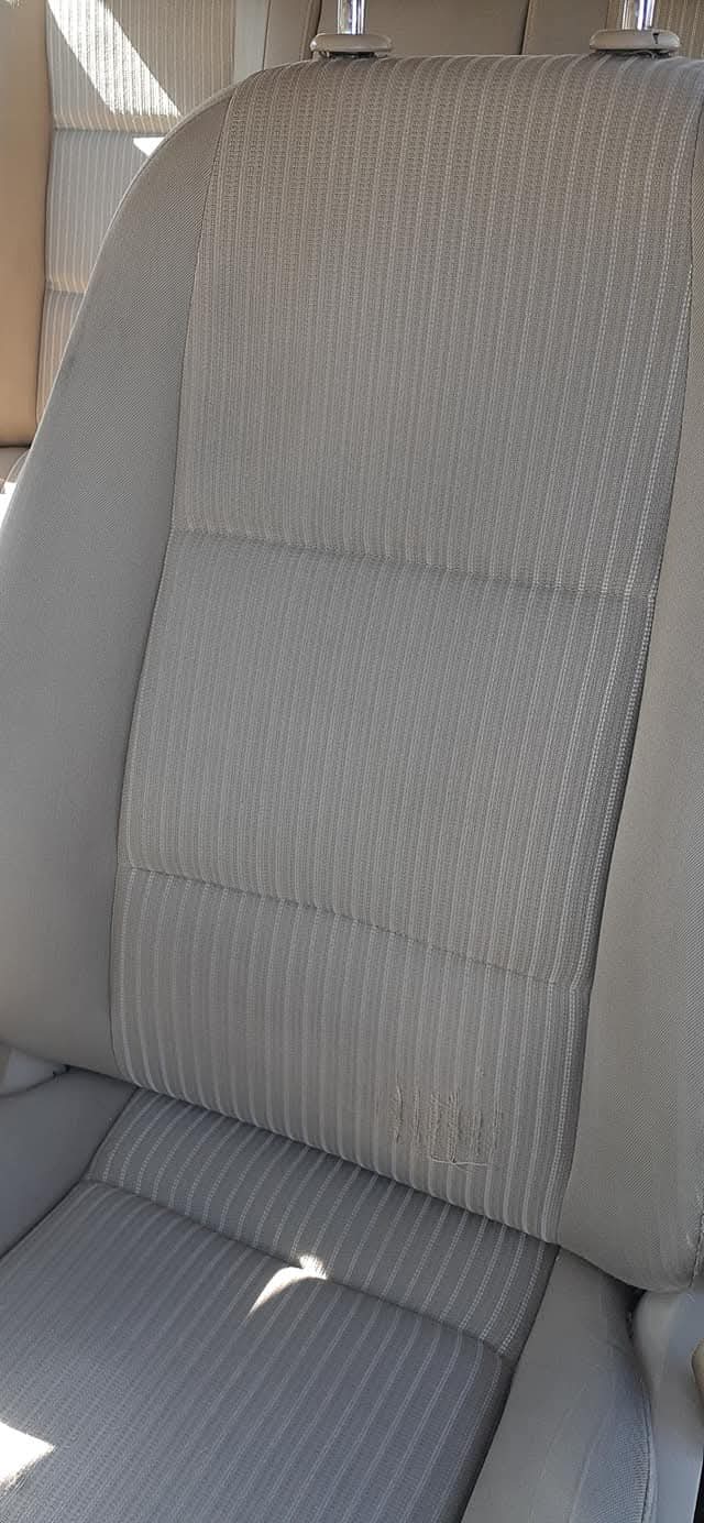 Auto sedište sa dubinskom prljavštinom pre pranja